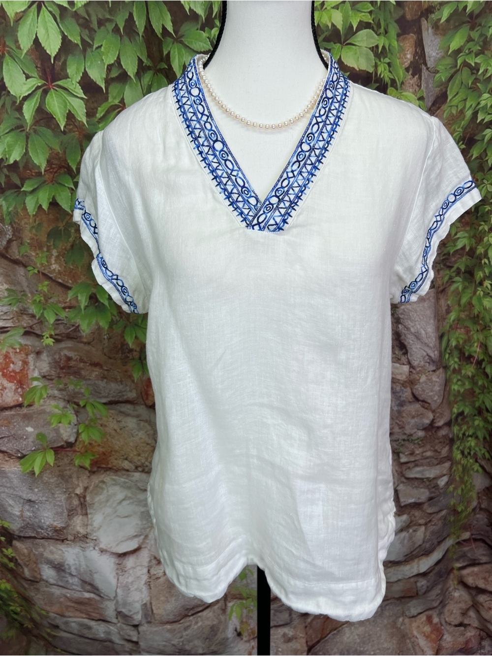 BRITISH INDIA TRAVELER White and Blue Embroidered Linen Short Sleeve Top, M/7 - Picture 3 of 13